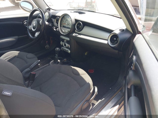 2010 MINI COOPER CLUBMAN WMWML3C50ATX38105 Photo 4