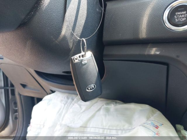 KNDCB3LC5K5322685 KIA NIRO LX