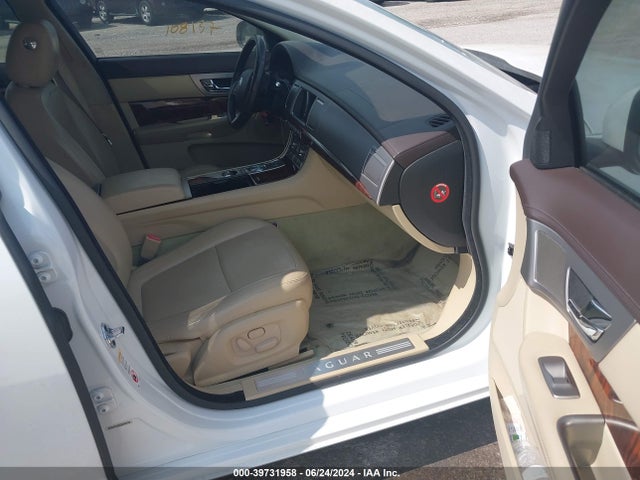2011 JAGUAR XF SAJWA0GB4BLR81483 Photo 4
