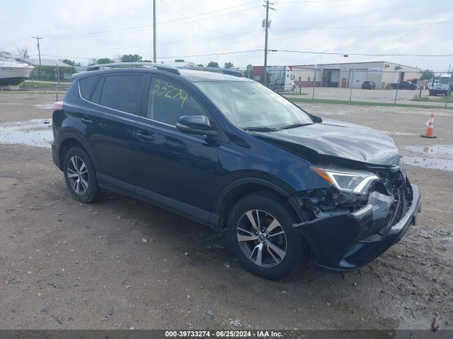 Toyota Rav4 Xle 2017 JTMRFREVXHJ700886 zdjęcie główne