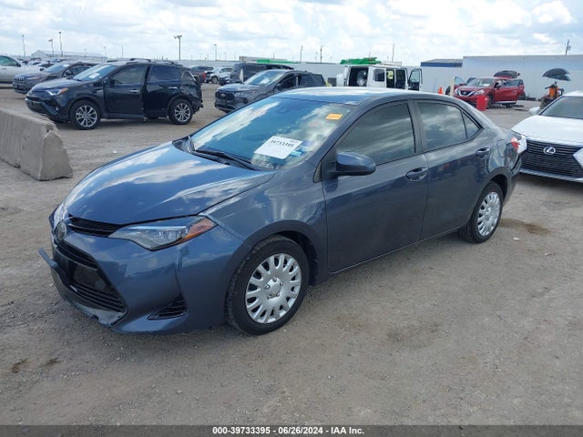 Toyota COROLLA LE 2018 5YFBURHE8JP747371 Image 2
