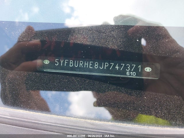 Toyota COROLLA LE 2018 5YFBURHE8JP747371 Image 9
