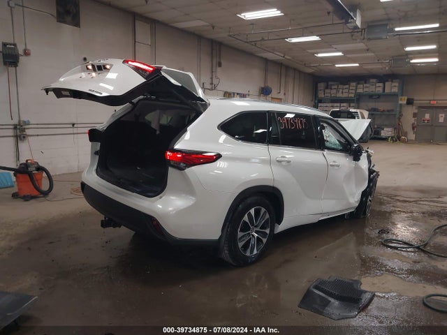 Toyota Highlander Xle 2021 5TDHZRBH6MS058603 Image 4