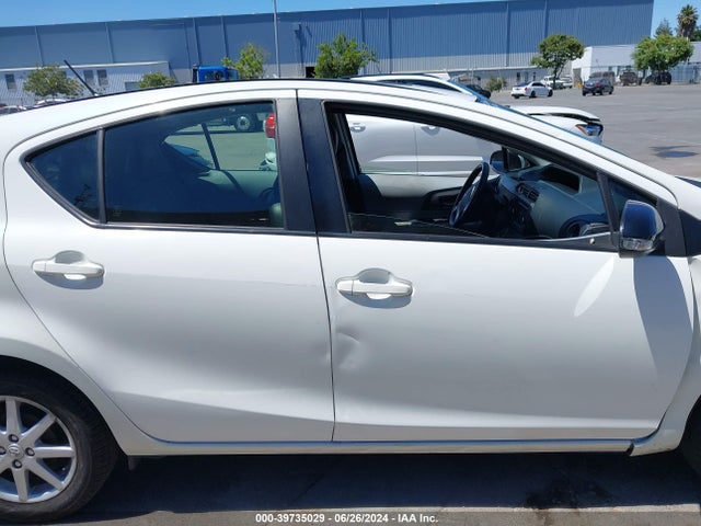 Toyota Prius C Four 2014 JTDKDTB31E1072588 Image 13