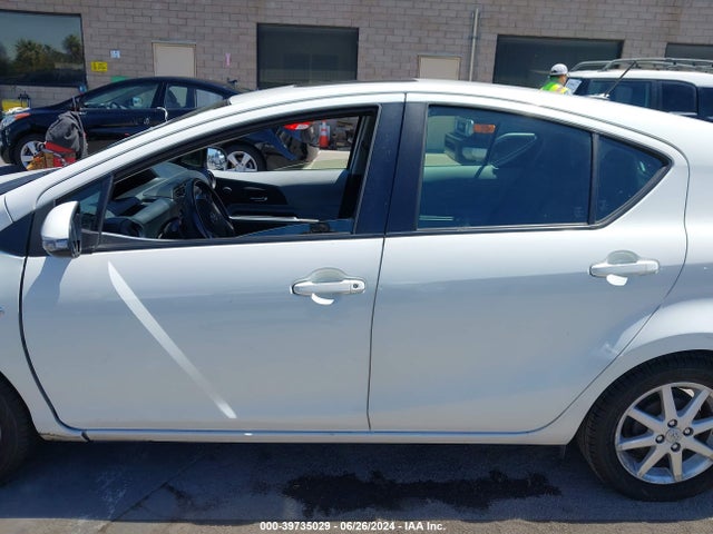 Toyota Prius C Four 2014 JTDKDTB31E1072588 Image 14