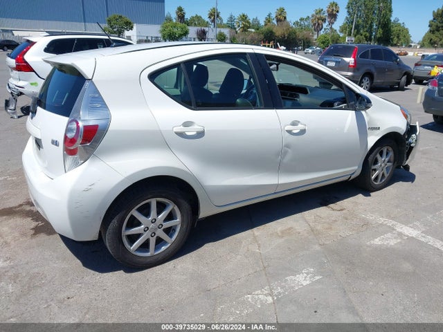 Toyota Prius C Four 2014 JTDKDTB31E1072588 Image 4