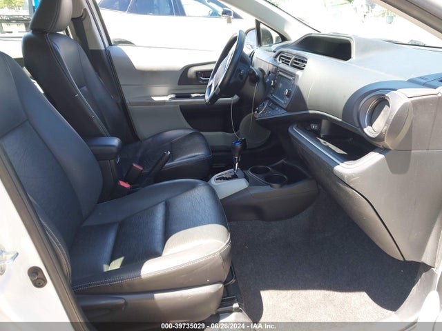 Toyota Prius C Four 2014 JTDKDTB31E1072588 Image 5