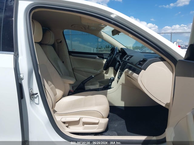 1VWDT7A30HC081423 Volkswagen Passat 1.8t R-line