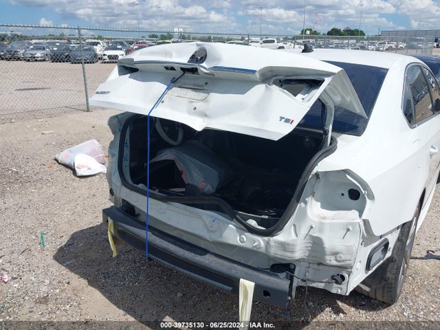 1VWDT7A30HC081423 Volkswagen Passat 1.8t R-line