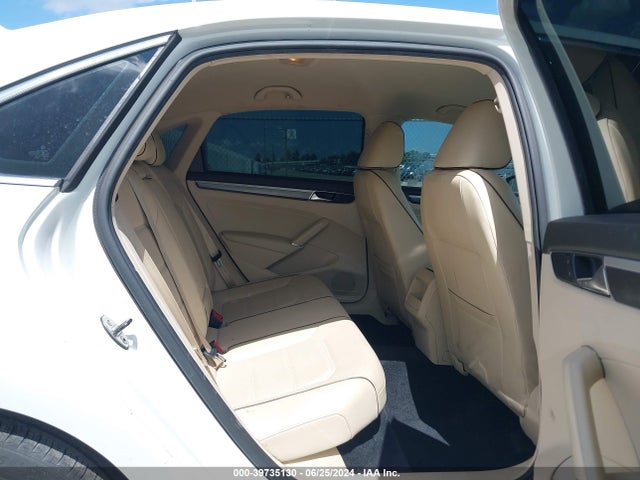 1VWDT7A30HC081423 Volkswagen Passat 1.8t R-line