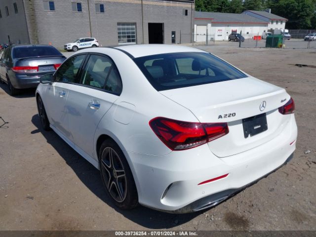 W1K3G4FB8NJ364845 Mercedes-Benz A 220 4matic