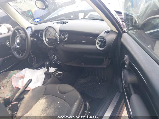 2011 MINI COOPER CLUBMAN WMWZF3C52BT188663 Photo 4