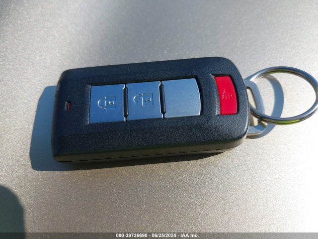 JA4AZ3A34JJ003347 Mitsubishi Outlander Se