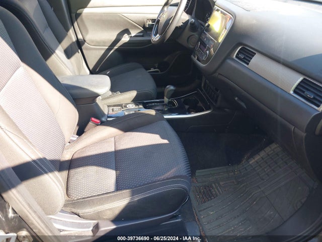 JA4AZ3A34JJ003347 Mitsubishi Outlander Se