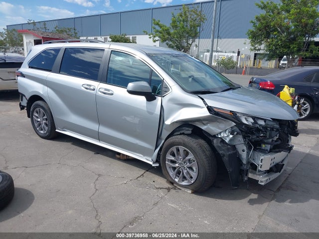 Toyota SIENNA LE 2024 5TDKRKEC9RS201273 main image