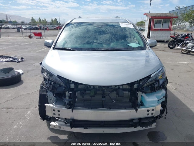 Toyota SIENNA LE 2024 5TDKRKEC9RS201273 Image 13