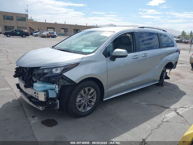 Toyota SIENNA LE 2024 5TDKRKEC9RS201273 Image 2