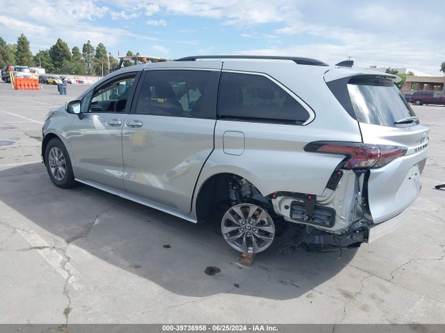 Toyota SIENNA LE 2024 5TDKRKEC9RS201273 Image 3