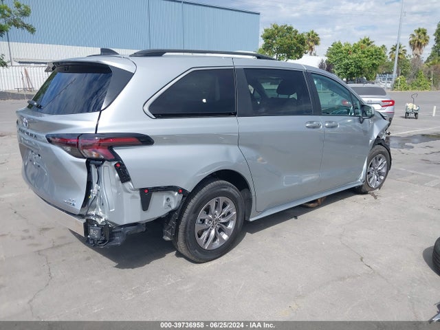 Toyota SIENNA LE 2024 5TDKRKEC9RS201273 Image 4