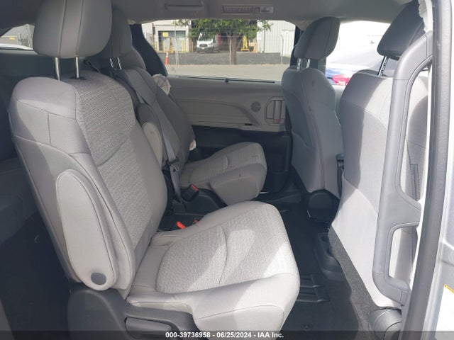 Toyota SIENNA LE 2024 5TDKRKEC9RS201273 Image 8