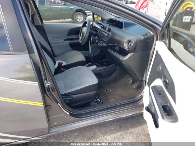 JTDKDTB30E1570829 Toyota Prius C One