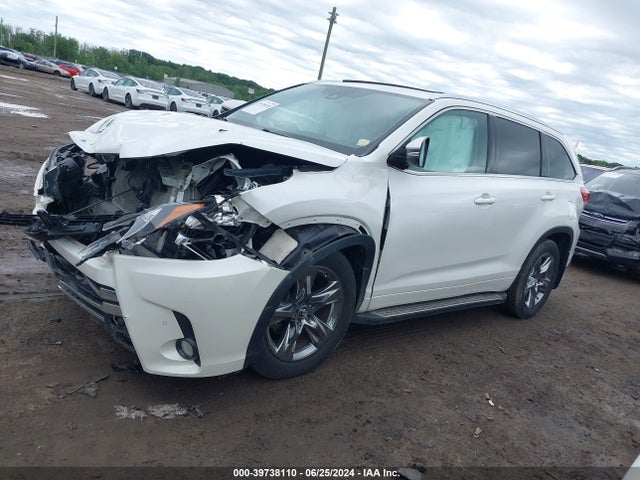 Toyota Highlander Limited Platinum 2018 5TDDZRFH3JS812786 Image 2
