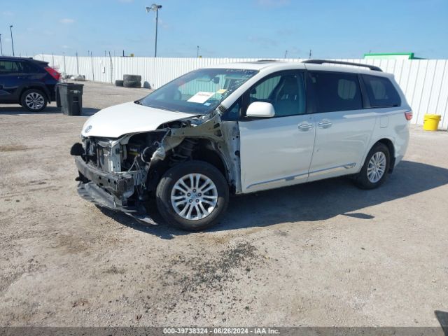 5TDYZ3DC1HS836777 Toyota Sienna Xle 8 Passenger