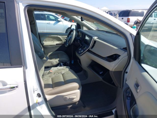 5TDYZ3DC1HS836777 Toyota Sienna Xle 8 Passenger