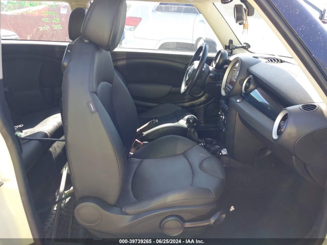 2011 MINI COOPER CLUBMAN WMWZF3C54BTX81733 Photo 4