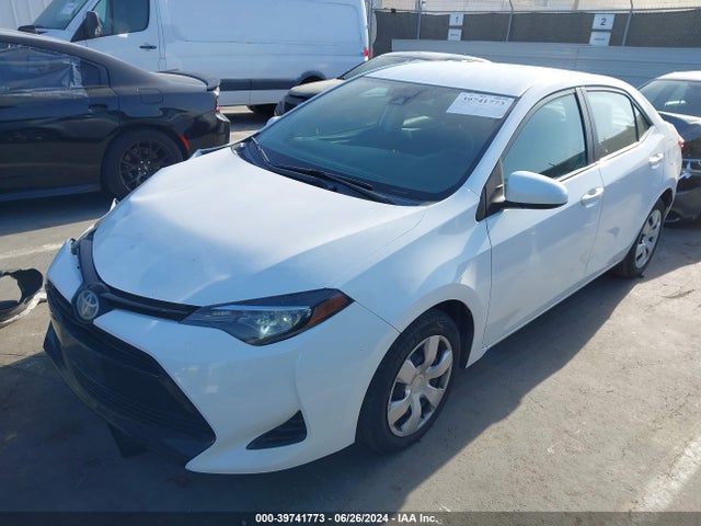 Toyota COROLLA LE 2018 5YFBURHE8JP841850 Image 2