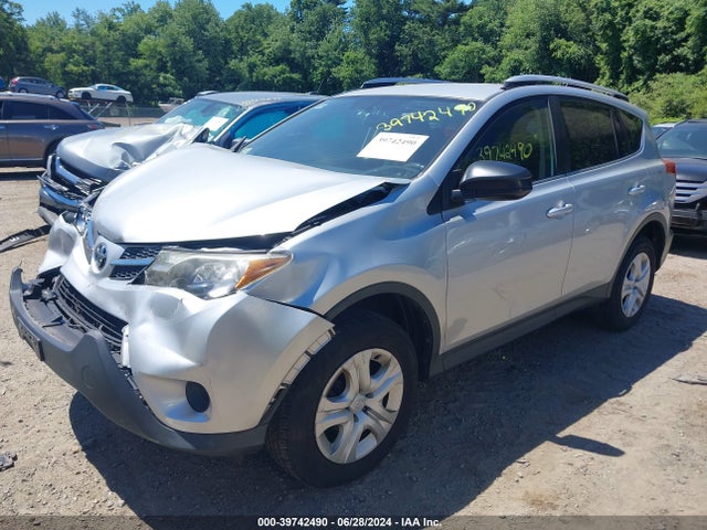 Toyota RAV4 LE 2015 JTMBFREV7FD101120 Image 2