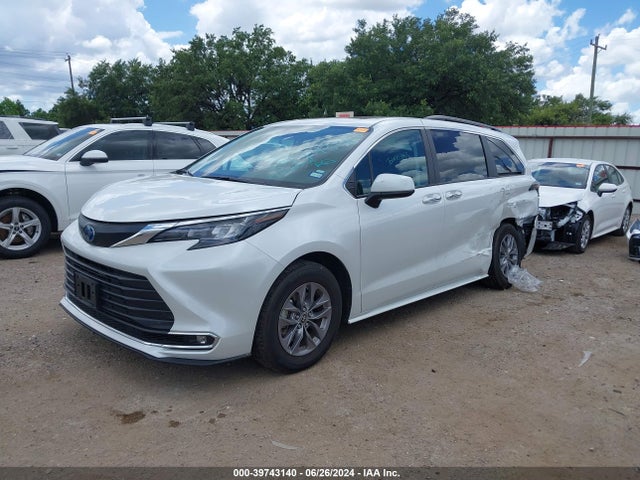 Toyota SIENNA XLE 2024 5TDYRKEC5RS185793 Image 2