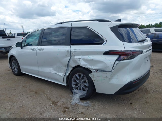 Toyota SIENNA XLE 2024 5TDYRKEC5RS185793 Image 3