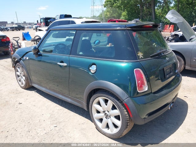 2006 MINI COOPER S WMWRE33546TN29568 Photo 2