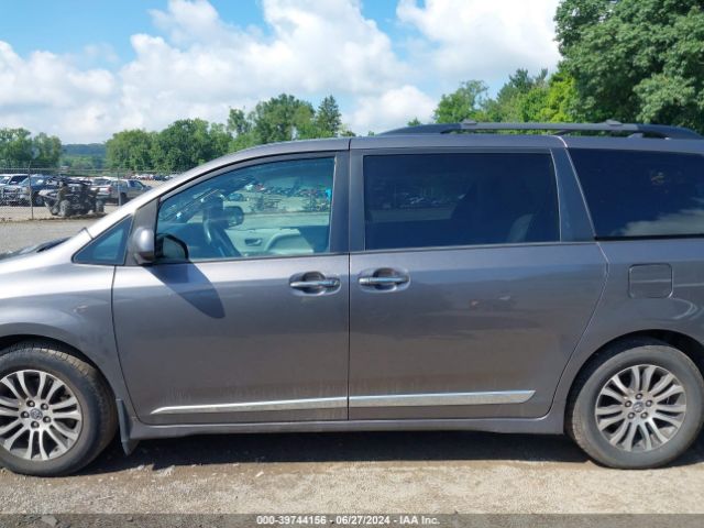 5TDYZ3DC7JS901749 Toyota Sienna Xle 8 Passenger