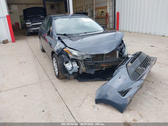 Toyota COROLLA LE 2018 5YFBURHE6JP816235 main image
