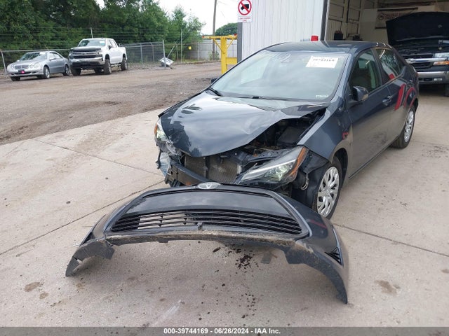 Toyota COROLLA LE 2018 5YFBURHE6JP816235 Image 2