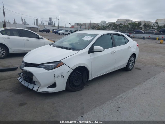 Toyota COROLLA LE 2018 5YFBURHE9JP797230 Image 2