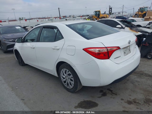 Toyota COROLLA LE 2018 5YFBURHE9JP797230 Image 3