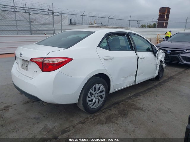 Toyota COROLLA LE 2018 5YFBURHE9JP797230 Image 4