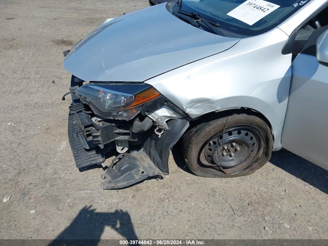 Toyota COROLLA LE 2018 5YFBURHE3JP752543 Image 18
