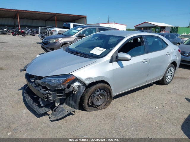 Toyota COROLLA LE 2018 5YFBURHE3JP752543 Image 2