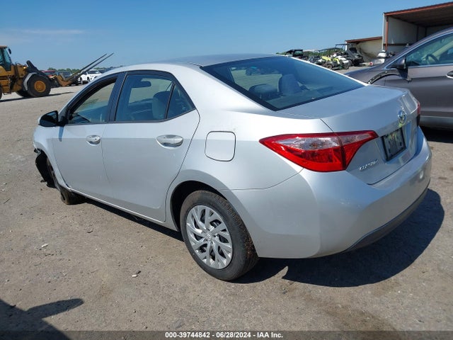 Toyota COROLLA LE 2018 5YFBURHE3JP752543 Image 3