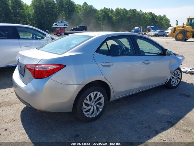 Toyota COROLLA LE 2018 5YFBURHE3JP752543 Image 4