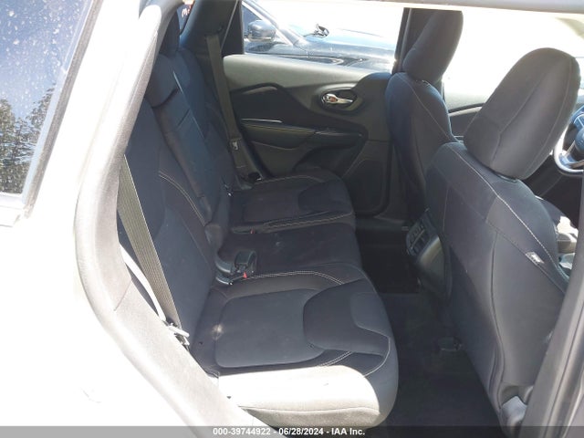 1C4PJLCB9FW607675 Jeep Cherokee Latitude