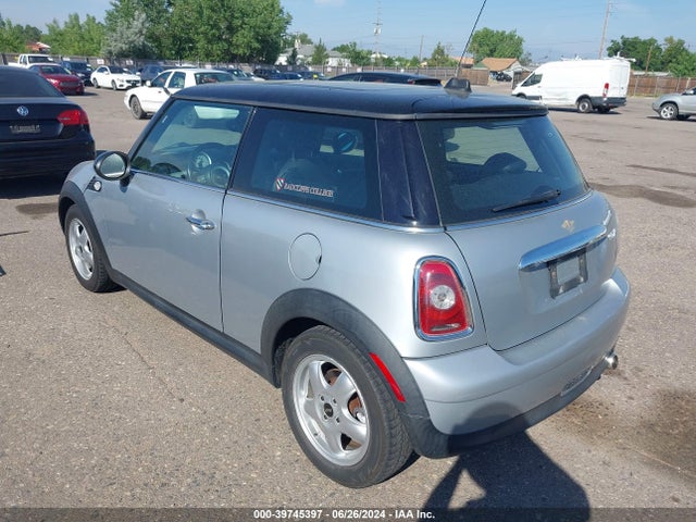 2010 MINI COOPER WMWMF3C55ATZ26786 Photo 2