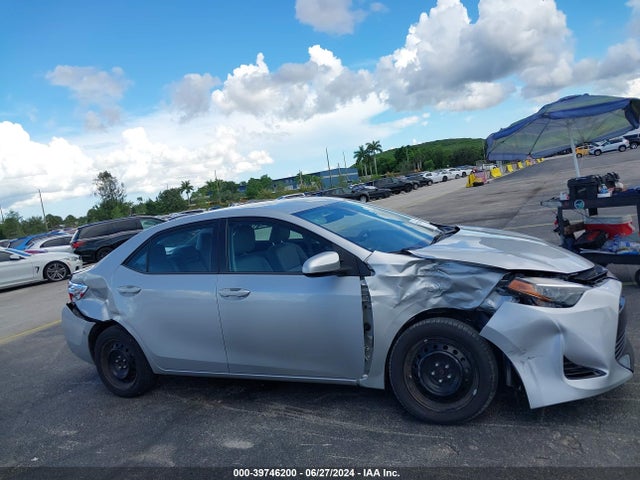 Toyota COROLLA LE 2018 5YFBURHE1JP846162 Image 13