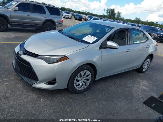 Toyota COROLLA LE 2018 5YFBURHE1JP846162 Image 2