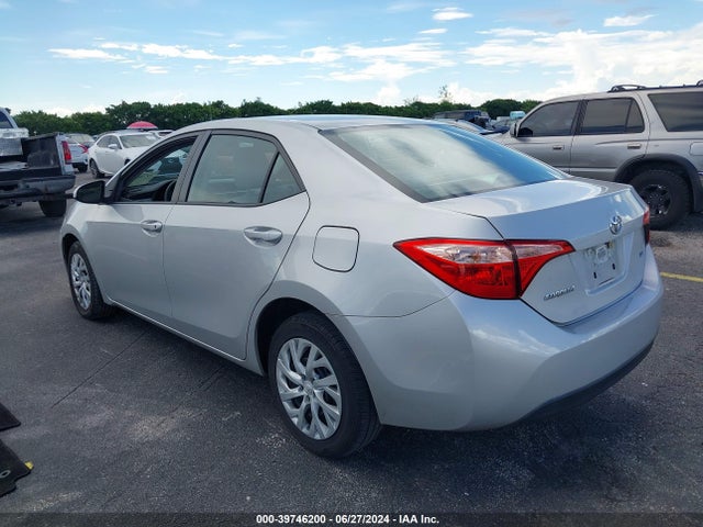 Toyota COROLLA LE 2018 5YFBURHE1JP846162 Image 3