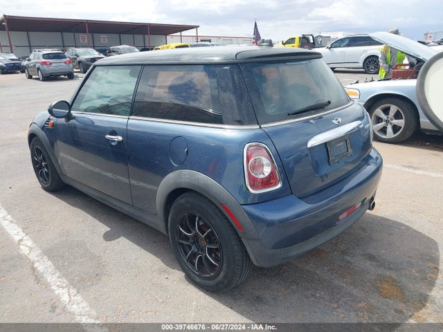 2011 MINI COOPER WMWSU3C56BT099959 Photo 2